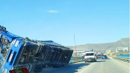 Vântul de 180 km la oră a provocat prăpăd în Croaţia. Un tir a fost răsturnat pe şosea FOTO