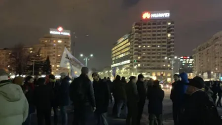 Manifestaţie în Piaţa Victoriei pentru susţinerea Codruţei Kovesi, s-au adunat sute de persoane. 