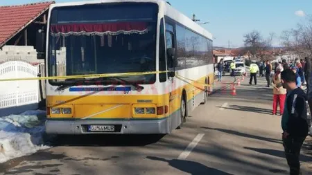 Un copil de 7 ani a murit călcat de autobuz, după ce a coborât din microbuzul şcolar