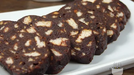 Desertul copilăriei: salam de biscuiţi. În această rețetă nu se adaugă zahăr