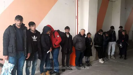 Zece migranţi irakieni, descoperiţi într-un microbuz la PTF Nădlac II