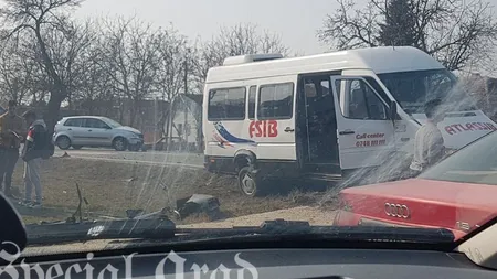 Microbuz cu şapte persoane, implicat într-un accident soldat cu trei răniţi pe DN 79