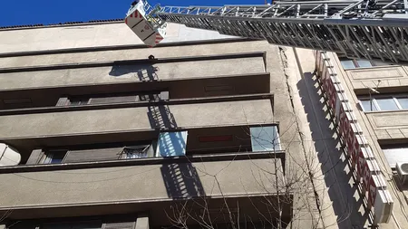 Ştirea cititorului: Pericol în centrul Capitalei, vântul doboară tencuiala veche GALERIE FOTO