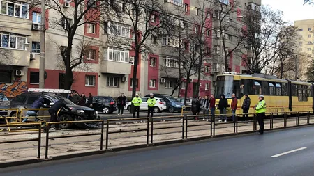 Tramvaiele liniei 41 blocate din cauza unui accident rutier. Un autoturism a rupt gardul şi a rămas pe şine