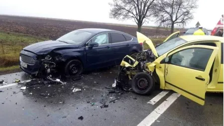 Accident grav în Argeş. 4 persoane au fost transportate de urgenţă la spital