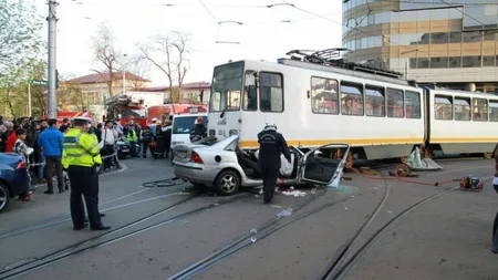 Accident grav în Capitală. Un autoturism s-a ciocnit de un tramvai