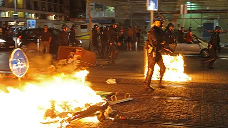 PROTESTE VIOLENTE după ce şi-a anunţat candidatura la prezidenţiale. S-au folosit tunuri cu apă şi gaze lacrimogene
