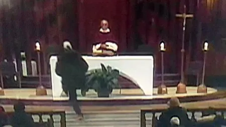 Un român a semănat teroare în Canada, a înjunghiat un preot în timpul slujbei. Totul a fost transmis în direct la tv VIDEO