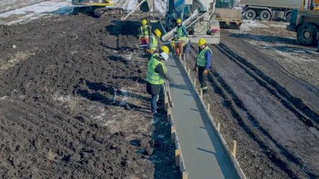 Primul metru de autostradă din Suceava a fost vandalizat. Borna kilometrică a fost spartă, iar pancartele dărâmate VIDEO