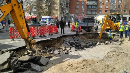 Un crater apărut în asfalt a restricţionat traficul rutier prin centrul Galaţiului