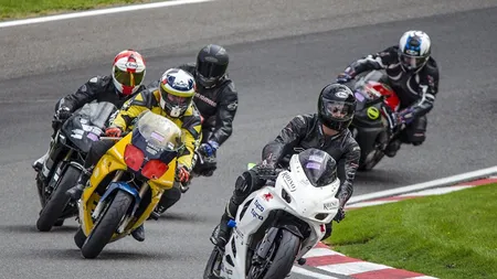 Doi piloţi s-au luat la bătaie pe pistă în timpul unei competiţii moto. Imagini unice, unul s-a urcat pe motocicleta celuilalt VIDEO