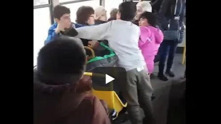 Scene revoltătoare într-un tramvai: doi copii s-au bătut şi nimeni nu a intervenit