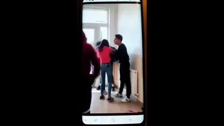 Bătaie între elevele unui liceu prahovean! Imaginile au ajuns şi în atenţia poliţiei - VIDEO greu de urmărit