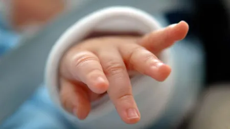 Bebeluş de numai două luni găsit fără suflare de mamă