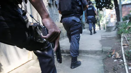Doi poliţişti, arestaţi pentru asasinarea unei consiliere municipale