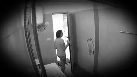 Spionaj conjugal dat în vileag de soacră. Un brăilean riscă puşcăria după ce a montat o cameră video în baie, pentru a-şi urmări soţia