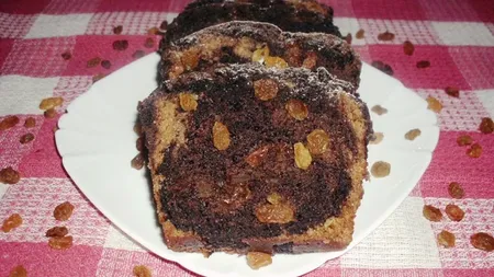 REŢETE DE POST: Chec de post cu cacao si stafide