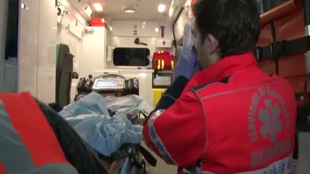Copil de un an şi opt luni în stare gravă după ce a căzut cu burta într-un cuţit