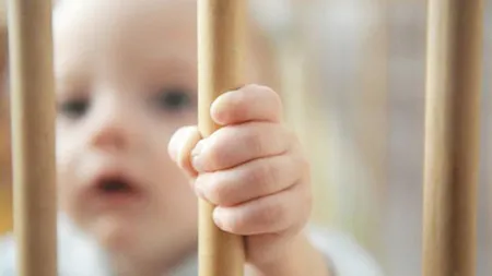 Copil de un an şi jumătate, abandonat în scara unui bloc. Poliţiştii i-au găsit bunica, dar aceasta refuză să-l ia în grijă