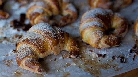 REŢETĂ DE WEEKEND: Cornuri cu ciocolată