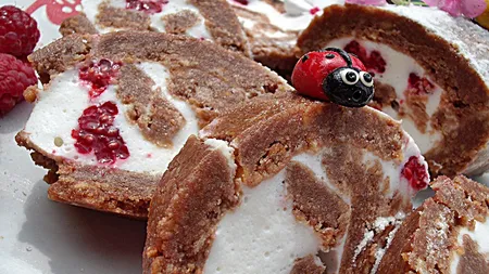 Ruladă din biscuiţi cu cremă fină de branză şi zmeură