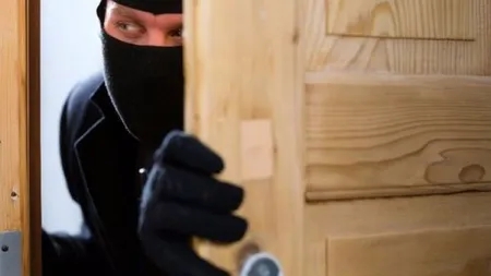 HOŢ CU REMUŞCĂRI la Vaslui. A intrat într-o casă, a furat un telefon, după care l-a adus înapoi