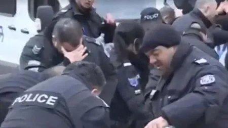 Cascadorii râsului în Jandarmeria din Bugaria. Cum şi-au dat autorităţile singure cu spray lacrimogen în timpul unor proteste - VIDEO