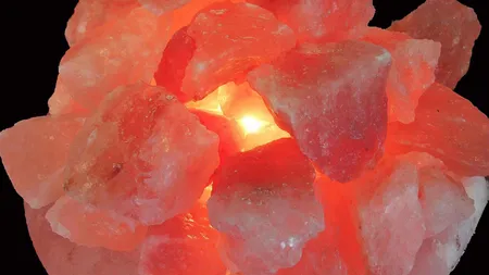 Lampa de sare din Himalaya. Beneficii ale lămpii de sare. Diferenţe între lampa de sare contrafacută şi cea originală