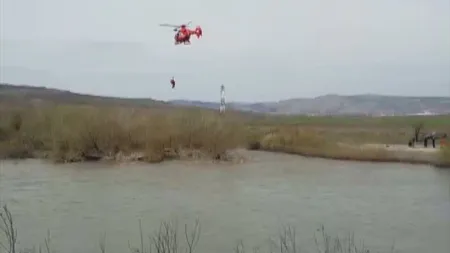 Operaţiune dramatică de salvare. Un copil a fost scos cu elicopterul din râul Mureş VIDEO