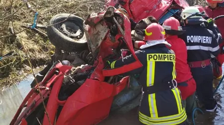 Un tânăr a murit, iar altul este în comă, după ce o maşină a plonjat în râu, la Bistriţa-Năsăud FOTO