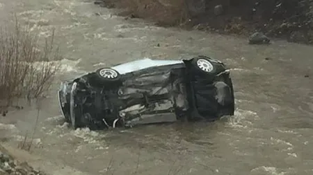 Maşină răsturnată în albia râului la Nistoreşti, pe DN 1. Un bărbat a murit, trei persoane sunt rănite