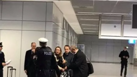 Valer Dorneanu,  preşedintele CCR, a fost huiduit pe Aeroportul din Frankfurt de o protestatară Rezist