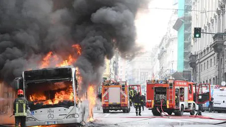 Teroare la Milano. Un individ de origine senegaleză a incendiat un autobuz plin cu copii