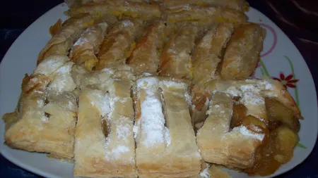 Placintă cu bucăţi de mere şi scorţişoară