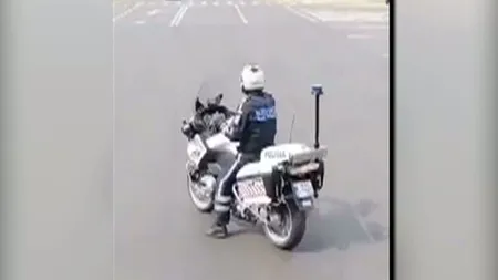 Un poliţist din Capitală, filmat dansând pe motocicletă, în trafic. Care a fost reacţia MAI