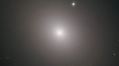 Telescopul Hubble a surprins inima strălucitoare a unei galaxii supermasive