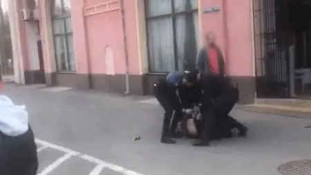 Răzbunare în stradă: Un gardian, atacat cu spray lacrimogen de un fost deţinut VIDEO