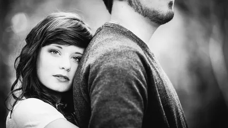 Cum transformi o prietenie într-o relaţie romantică