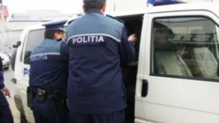 Un tânăr înarmat cu un topor a distrus două maşini şi a ameninţat un bărbat pe stradă