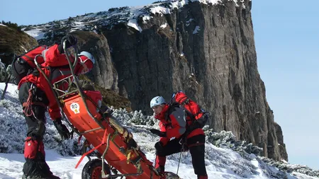 Turişti epuizaţi din cauza viscolului puternic, recuperaţi de salvamontişti
