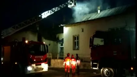 Incendiu de proporţii la Caracal. O fostă școală a fost cuprinsă de flăcări. Pompieri spun că focul a fost pus intenţionat