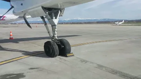 Incident pe Aeroportul din Sibiu. Pneul roţii unui avion a explodat la aterizare