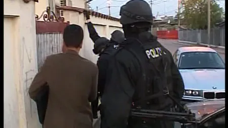 Femeie moartă, ţinută pe catafalc în curtea casei. Soţul refuza să intervină