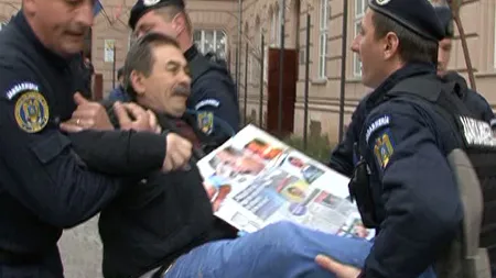 Alertă la Timişoara. Un bărbat a încercat să-şi dea foc în faţa Palatului de justiţie