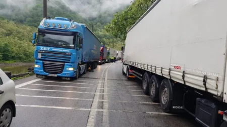 Un bărbat a fost omorât de TIR, după ce a fost târât sute de metri pe şosea. Şoferul a fugit de la locul faptei, dar a fost prins