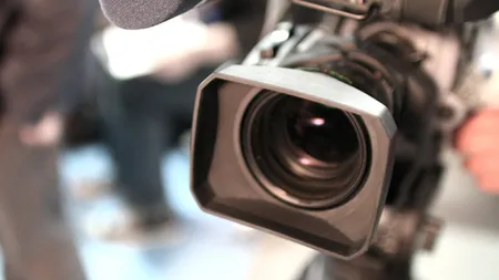 Imagini incredibile transmise live din Siria. Un jurnalist scuipă în palme şi îşi aranjează părul, în văzut telespectatorilor VIDEO