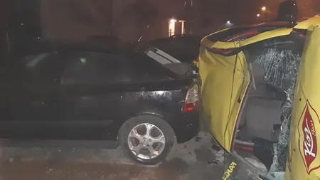 Două persoane rănite după ce un taxi care circula cu viteză a lovit trei maşini şi s-a răsturnat