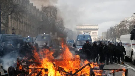 Proteste violente la Paris. Magazine incendiate pe Champs-Elysée. Forţele de ordine au folosit gaze lacrimogene
