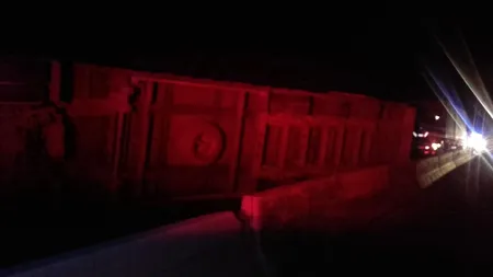 Trafic blocat pe Valea Oltului după ce un TIR a intrat într-un parapet