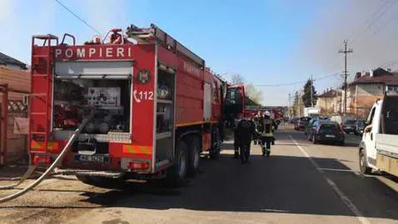 Incendiu puternic la o hală de materiale de construcţii, în Baloteşti
